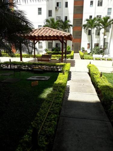 een park met een bank en een tuinhuisje bij Habitación en apartamento con ubicación estratética mejor sector sur in Cali