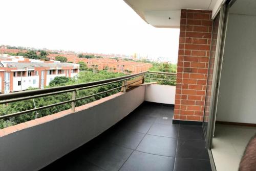 een balkon met uitzicht op de stad bij Habitación en apartamento con ubicación estratética mejor sector sur in Cali