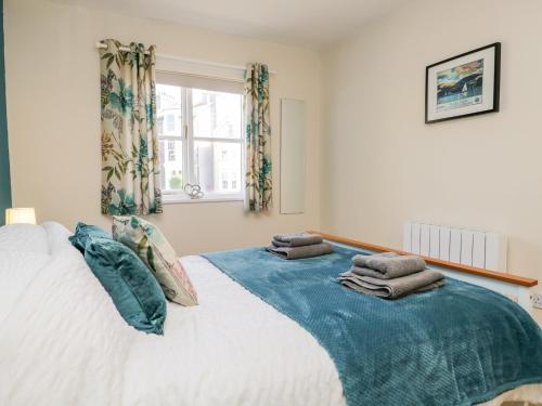 een slaapkamer met een groot bed met handdoeken erop bij Claife Heights in Windermere