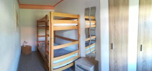 Cette chambre comprend 3 lits superposés. dans l'établissement Ferienwohnung Ritha, à Sandberg