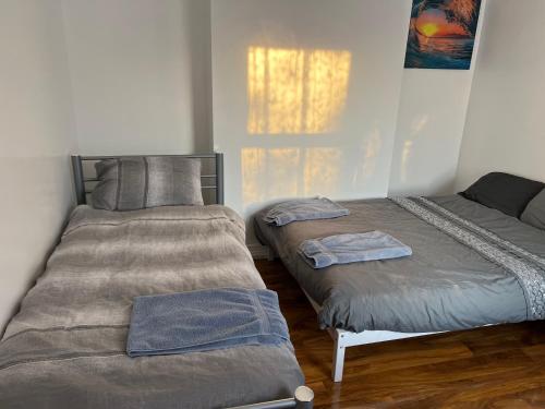 Tempat tidur dalam kamar di Fantastic villa bournemouth - spa, parking, garden
