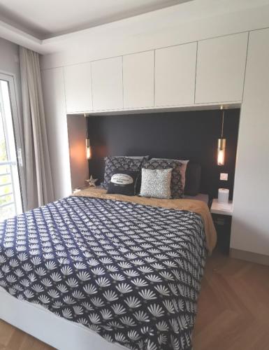 - une chambre avec un grand lit et une couverture bleue et blanche dans l'établissement Perfect place to stay In Juan-les-Pins, à Antibes