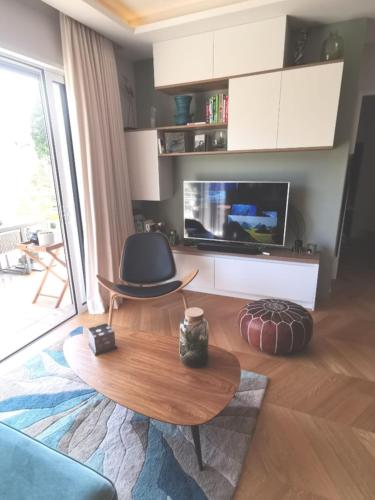 un salon avec une table basse et une télévision dans l'établissement Perfect place to stay In Juan-les-Pins, à Antibes