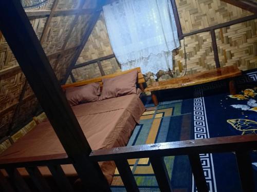a bed in the middle of a room at Weeroona Huts Homestay Pacifico in San Isidro
