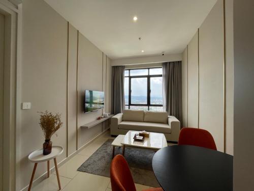 莎阿南的住宿－Hill10 Residence i-City by VEE -Wifi & Netflix - Comfy & Cozy，客厅配有沙发和桌子