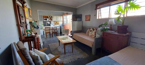 a living room with a couch and a table at Sjoe2 in Struisbaai