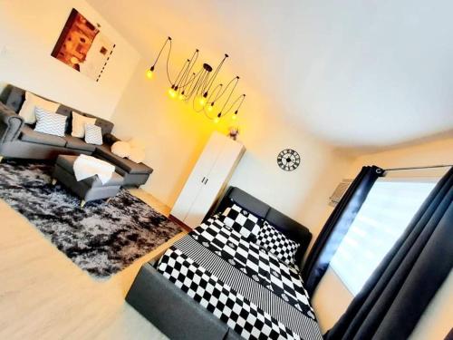 Posteľ alebo postele v izbe v ubytovaní Amaia Steps Nuvali fully furnished unit with swimming pool view near Carmelray Pitland