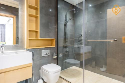 a bathroom with a shower and a toilet and a sink at Keysplease Modern Studio Murjan 1, JBR 06B in Dubai