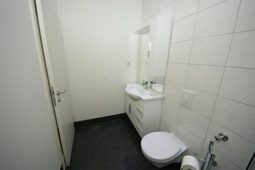 Hotel am Rosenplatz,24 Stunden Check in, Küche, kostenfreie Parkplätzeにあるバスルーム