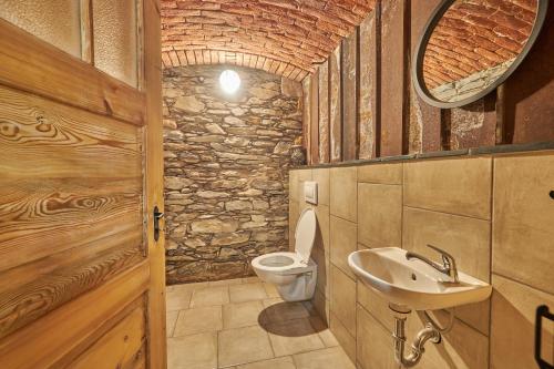 a bathroom with a toilet and a sink at Statek 85 in Mařenice