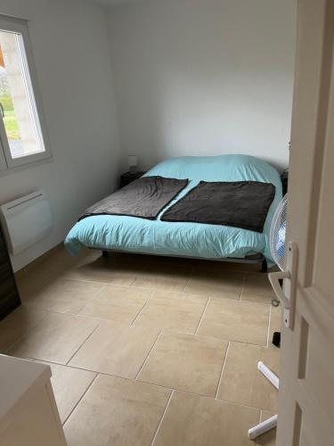 um quarto com uma cama e piso em azulejo em Le gîte des vosges em Fraize