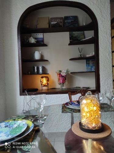 - une salle à manger avec un miroir et une table dans l'établissement Chez Marie, à Alès