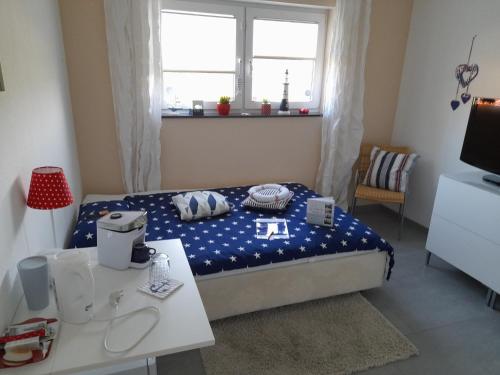 um pequeno quarto com uma cama e uma mesa em Privatzimmer Essy in RE em Recklinghausen