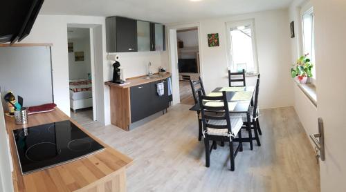 uma cozinha e sala de estar com mesa e cadeiras em Ferienwohnung an der Schelde em Dillenburg