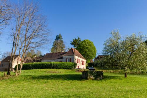 an old house in a field of green grass at DordogneView in Calès