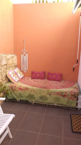 een bed in de hoek van een kamer bij La casita de la playa in Gran Alacant