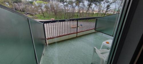 d'un balcon avec des toilettes et une vue sur un champ. dans l'établissement Hotel Zeus Lido di Classe Room Only, à Lido di Classe