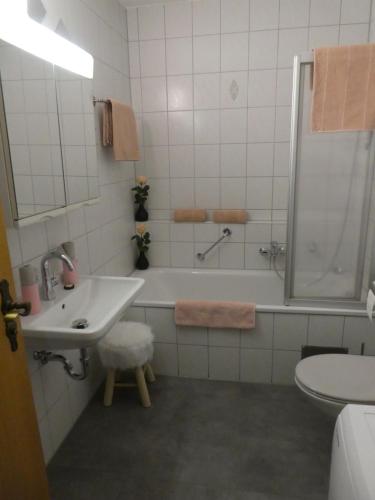 ein Badezimmer mit einem Waschbecken, einer Badewanne und einem WC in der Unterkunft Allgäutraum Ferienwohnung Nr. 9 in Kempten