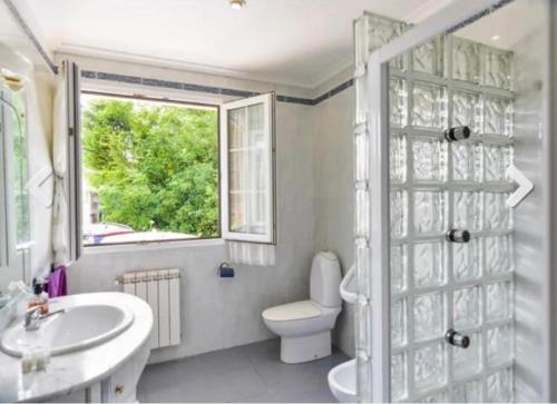 Gallery image of Villa tranquila con piscina y jardín "el Cachivache" in Liencres