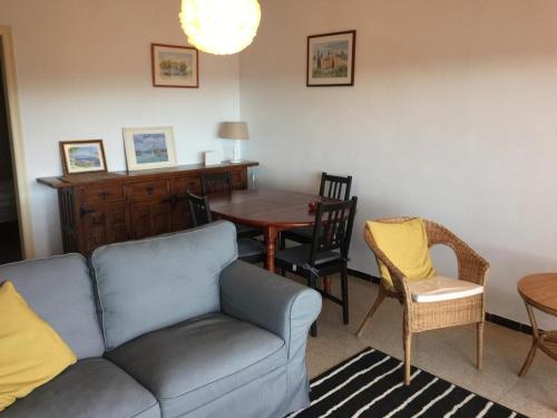 een woonkamer met een bank en een tafel bij Apartamento con vista al mar in Llança