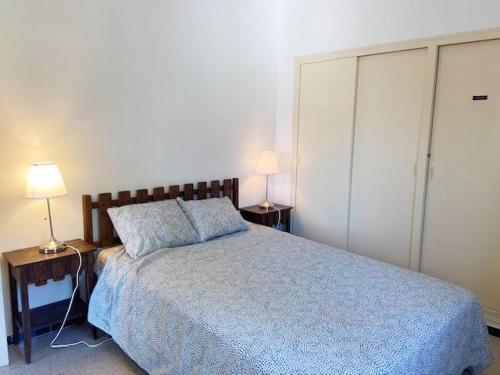 een slaapkamer met een bed en twee lampen op tafels bij Apartamento con vista al mar in Llança
