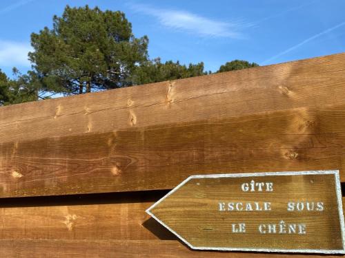 een teken op een houten hek dat zegt dat geschenk zielen executeert in misdaad bij Escale sous le Chêne in Salles