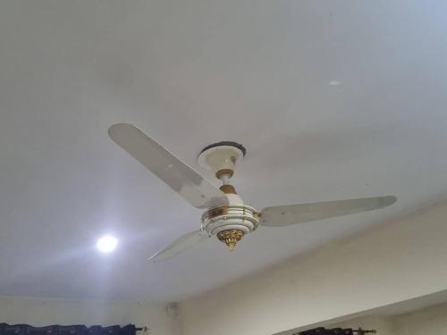 a ceiling fan on a white ceiling at Gujar Khan - 3 Bed Apartment - sleeps 6 - Parking in Gūjar Khān