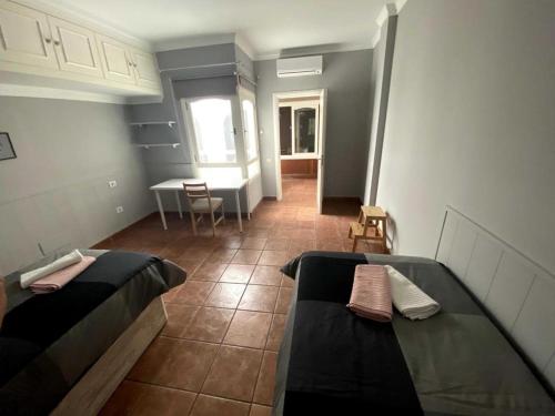 Cette chambre comprend un lit et une table. dans l'établissement Apartamento luminoso en Las Coloradas, à Las Palmas de Gran Canaria