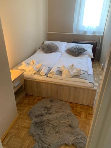Postel nebo postele na pokoji v ubytování Alexandra Apartman