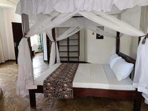 Tempat tidur dalam kamar di Tichi Villas - Diani Beach