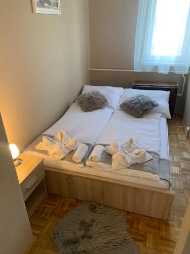Posteľ alebo postele v izbe v ubytovaní Alexandra Apartman