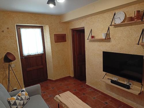 Televízia a/alebo spoločenská miestnosť v ubytovaní Casa Cofrades