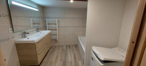 a bathroom with a sink and a tub and a mirror at Entre Mer et Montagne Maison de village AVEC VUE SUR LE CANIGOU à 5 minutes à pied du Lac, située dans le joli village de Vinca, Village aux 3 lacs, SOLEIL et Campagne in Vinça