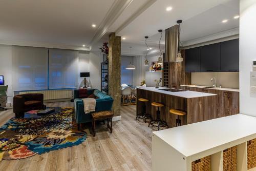 een keuken en een woonkamer met een bank en een tafel bij 110 M2 Central apartment in Abando Close To Guggenheim with parking in Bilbao