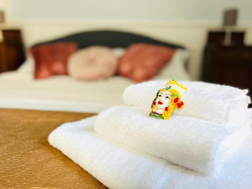 Łóżko lub łóżka w pokoju w obiekcie Sofia Katane Suites