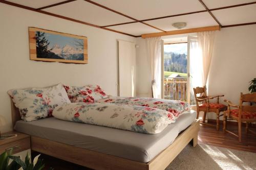 1 dormitorio con cama, mesa y ventana en Schlafen im Sternen Ennetbühl en Nesslau