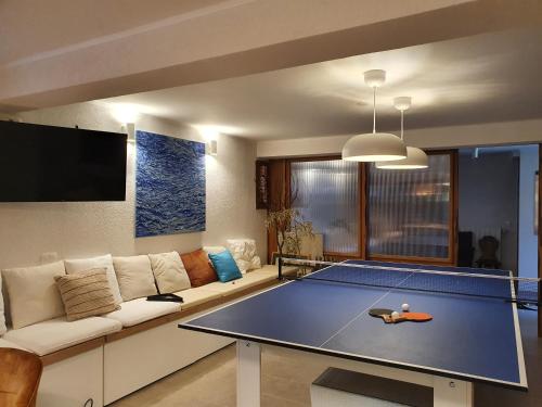 sala de estar con mesa de ping pong en Apartments Eva, en Umag