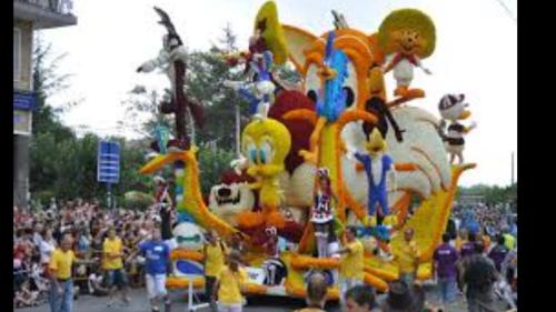 a float in a parade with a large group of people at Laredo primera línea de playa,zona puerto deportivo in Laredo
