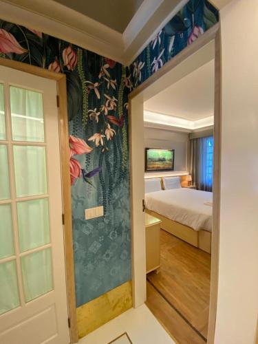 een slaapkamer met een bed en een deur naar een kamer bij OHH -Oporto Center- Luxury Apartment in Porto