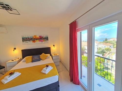 um quarto com uma cama e uma grande janela em Holiday Home Gordana em Hvar