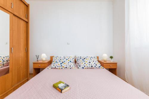- une chambre avec un lit et un livre dans l'établissement Cozy little place in amazing Istria, à Peroj