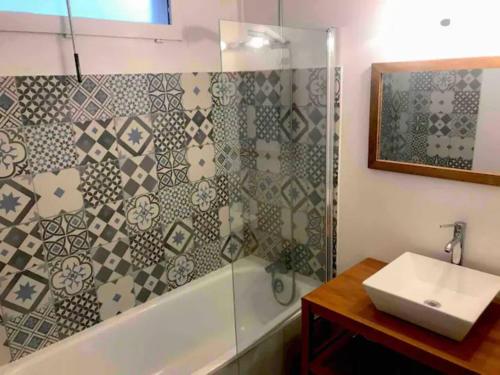 une salle de bain avec un lavabo et une douche dans l'établissement Belle chambre privée Cergy (dans le golf) proche RER A, à Vauréal