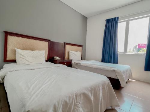 um quarto de hotel com duas camas e uma janela em N9 Business Hotel Sdn Bhd em Nilai