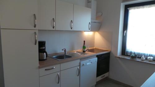 Kuchyň nebo kuchyňský kout v ubytování Ferien im Reetdachhaus