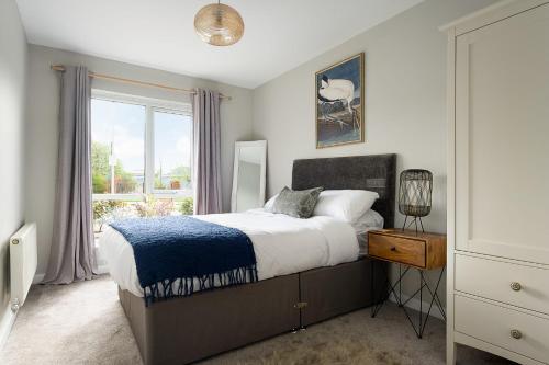 a bedroom with a bed and a window at Stylish Serviced Apartment in Reading in Reading