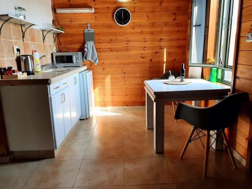 Una cocina o zona de cocina en Sharvit Hakesem