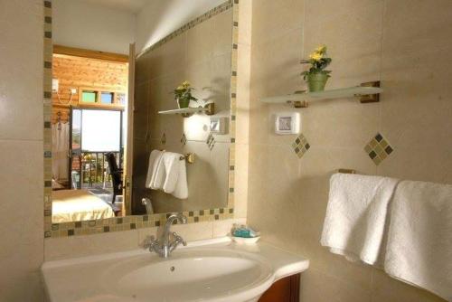 Un baño de Sharvit Hakesem