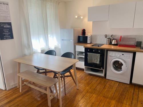 kuchnia z drewnianym stołem, stołem i krzesłami w obiekcie 2nd floor Cozy Central Flat with free parking w mieście Boulogne-sur-Mer