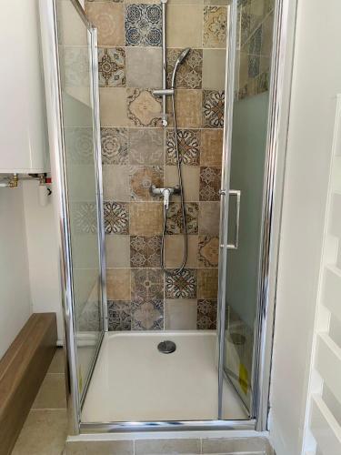 une douche avec une porte vitrée dans une salle de bain dans l'établissement 2nd floor Cozy Central Flat with free parking, à Boulogne-sur-Mer