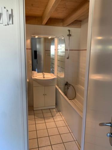 une salle de bain avec un lavabo et une douche dans l'établissement Maisonnette La Coti H5 avec piscine intérieure chauffée, à 400 m de la plage et ménage de fin séjour compris, à Saint-Georges-dʼOléron